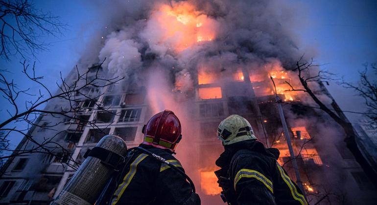 Пожар в одном из жилых домов Киева, возникший после обстрела. Два человека погибли и пятьдесят были спасены из огня пожарными. 