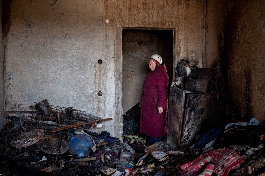 一位70岁的老妇人站在她位于乌克兰切尔尼戈夫市中心被炸毁的公寓门口。