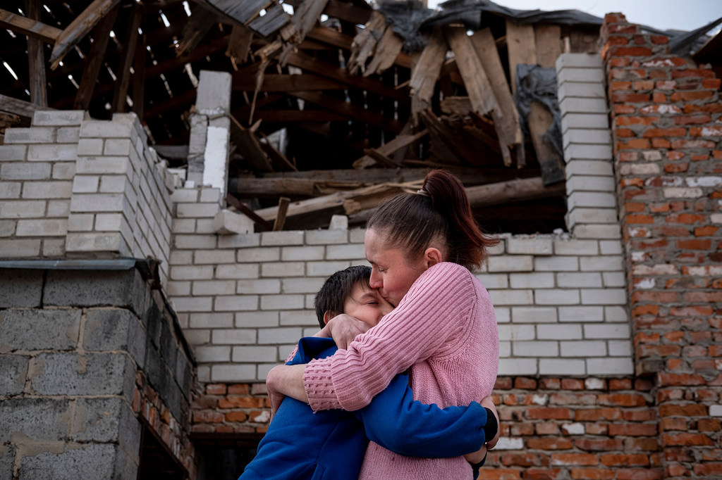 在分开一个月后，一对母子在乌克兰切尔尼戈夫郊外的诺沃塞利夫卡 (Novoselivka) 受损的家门前相拥而泣。