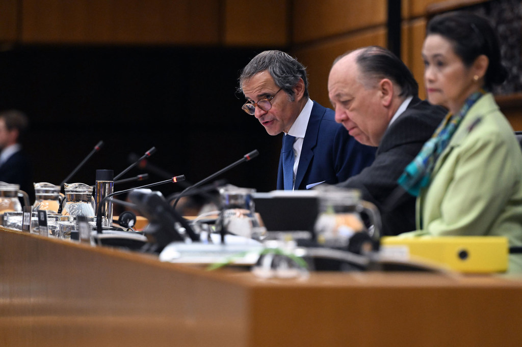Rafael Mariano Grossi (à droite), directeur général de l'AIEA, prononce son discours d'ouverture lors de la 1717e réunion du Conseil des gouverneurs qui se tient au siège de l'AIEA, à Vienne.