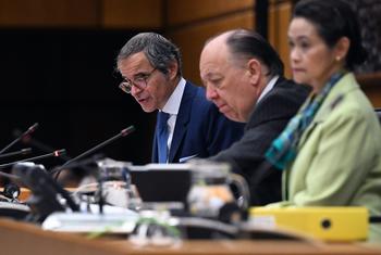 Генеральный директор МАГАТЭ Рафаэль Мариано Гросси (слева).  