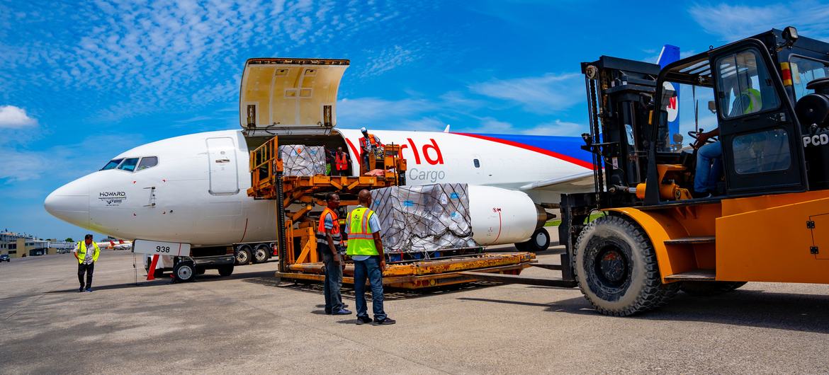 一架由世界粮食计划署包租的货机正在海地太子港的杜桑·卢维杜尔国际机场卸载 15 公吨急需的医疗物资。