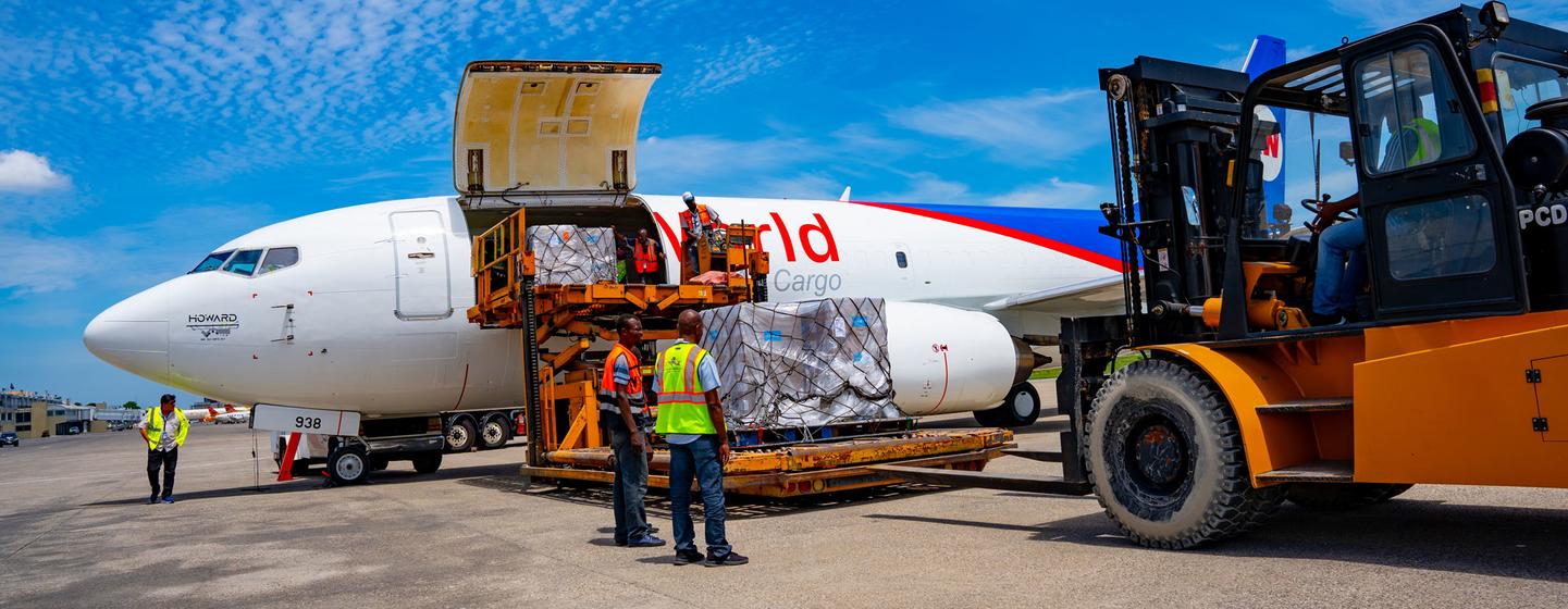 Un avion cargo affrété par le PAM est déchargé de ses 15 tonnes de fournitures médicales indispensables à l'aéroport international Toussaint Louverture de Port-au-Prince, en Haïti.