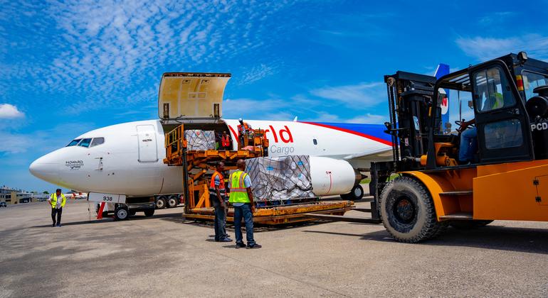 Un avion cargo affrété par le PAM est déchargé de ses 15 tonnes de fournitures médicales indispensables à l'aéroport international Toussaint Louverture de Port-au-Prince, en Haïti.