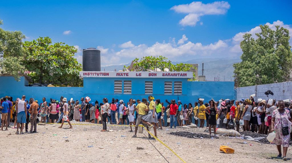 Distribution de denrées alimentaires par le PAM à Cité Soleil, en Haïti.