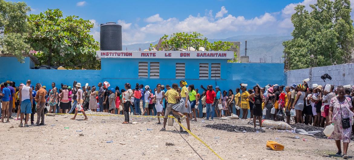 Distribution de denrées alimentaires par le PAM à Cité Soleil, en Haïti.