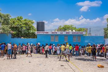 Chakula kinachohitajika sana kikisambazwa na WFP huko Cité Soleil, Haiti.