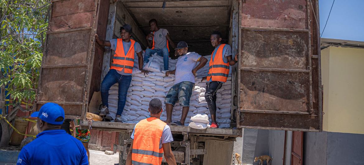 WFP distributes food to the residents of gang-affected Cité Soleil, in Haiti's capital Port-au-Prince.