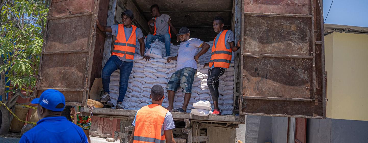 ВПП раздает продовольствие жителям пострадавшего от бандитизма района Сите-Солей в столице Гаити Порт-о-Пренсе. ВПП раздает продовольствие жителям пострадавшего от бандитизма района Сите-Солей в столице Гаити Порт-о-Пренсе.