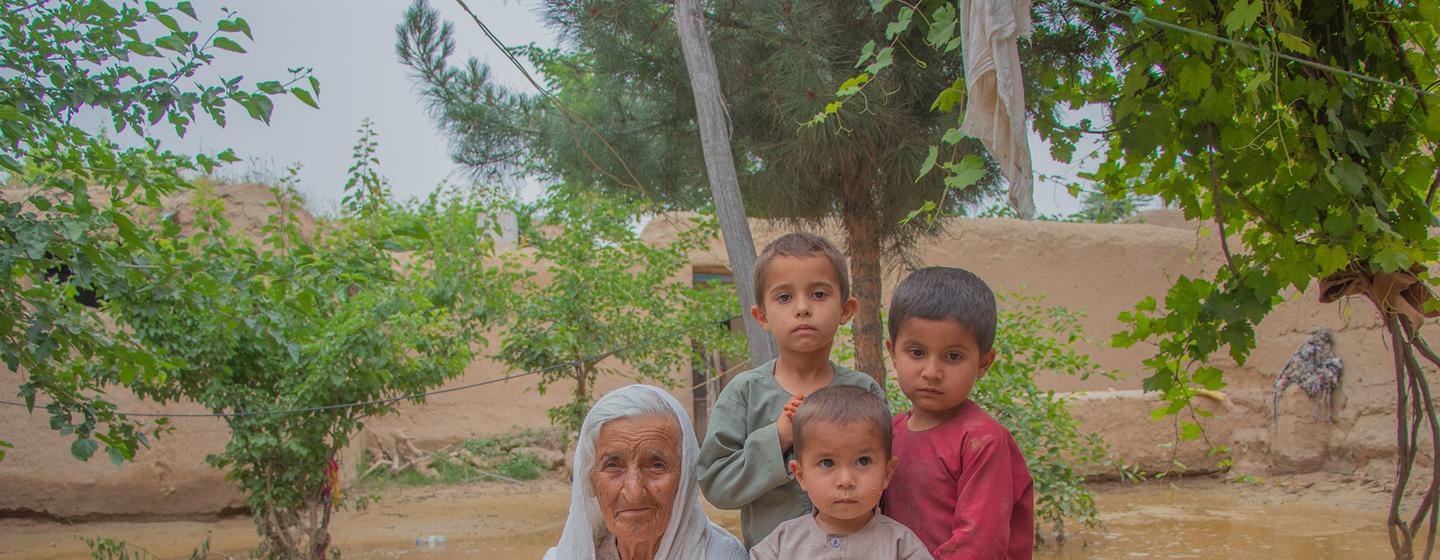 Une grand-mère est assise avec ses trois petits-fils qui ont été blessés lors des crues soudaines qui ont frappé leur village dans la province de Baghlan, en Afghanistan.