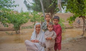 Une grand-mère est assise avec ses trois petits-fils qui ont été blessés lors des crues soudaines qui ont frappé leur village dans la province de Baghlan, en Afghanistan.