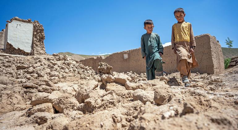 Mais de 400 casas foram destruídas por chuvas fortes e inundações repentinas na província de Ghor, no Afeganistão, deixando centenas de crianças sem casa ou pertences.