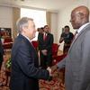 在特立尼达和多巴哥出席加共体政府首脑会议之前，联合国秘书长古特雷斯（左）会见该国总理罗利。