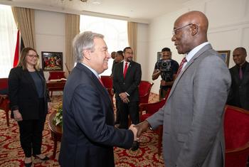 在特立尼达和多巴哥出席加共体政府首脑会议之前，联合国秘书长古特雷斯（左）会见该国总理罗利。