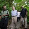 O secretário-geral da ONU, António Guterres, caminha com guias em uma trilha no Asa Wright Nature Center, em Trinidad.