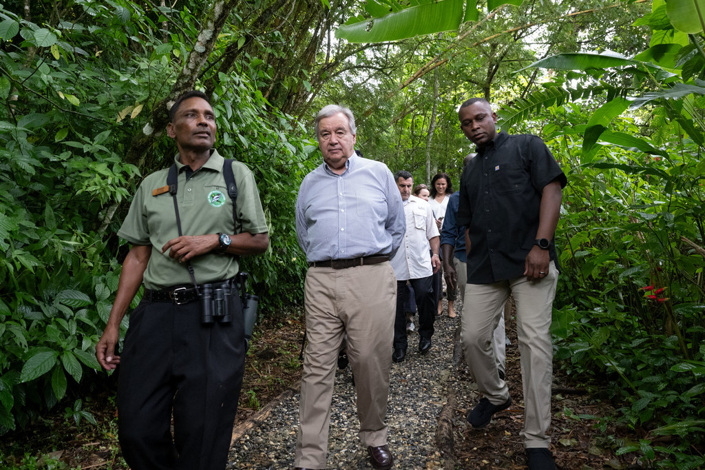 Le Secrétaire général António Guterres (au centre) visite le Asa Wright Nature Center, une station de recherche scientifique sur la biodiversité dans la vallée d'Arima à Trinité-et-Tobago.