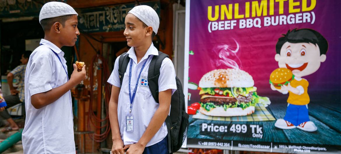 La publicidad alimentaria implica el uso de numerosas técnicas persuasivas para influir en las actitudes, preferencias y consumo alimentarios de los niños.