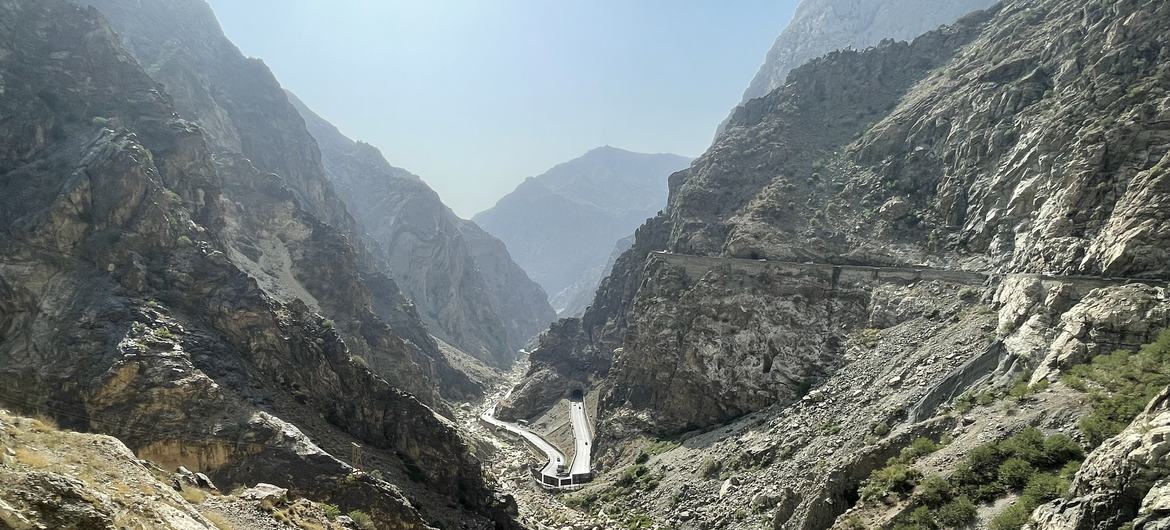 काबुल और जलालाबाद के बीच स्थित एक पर्वत श्रृँखला और घुमावदार सड़क.