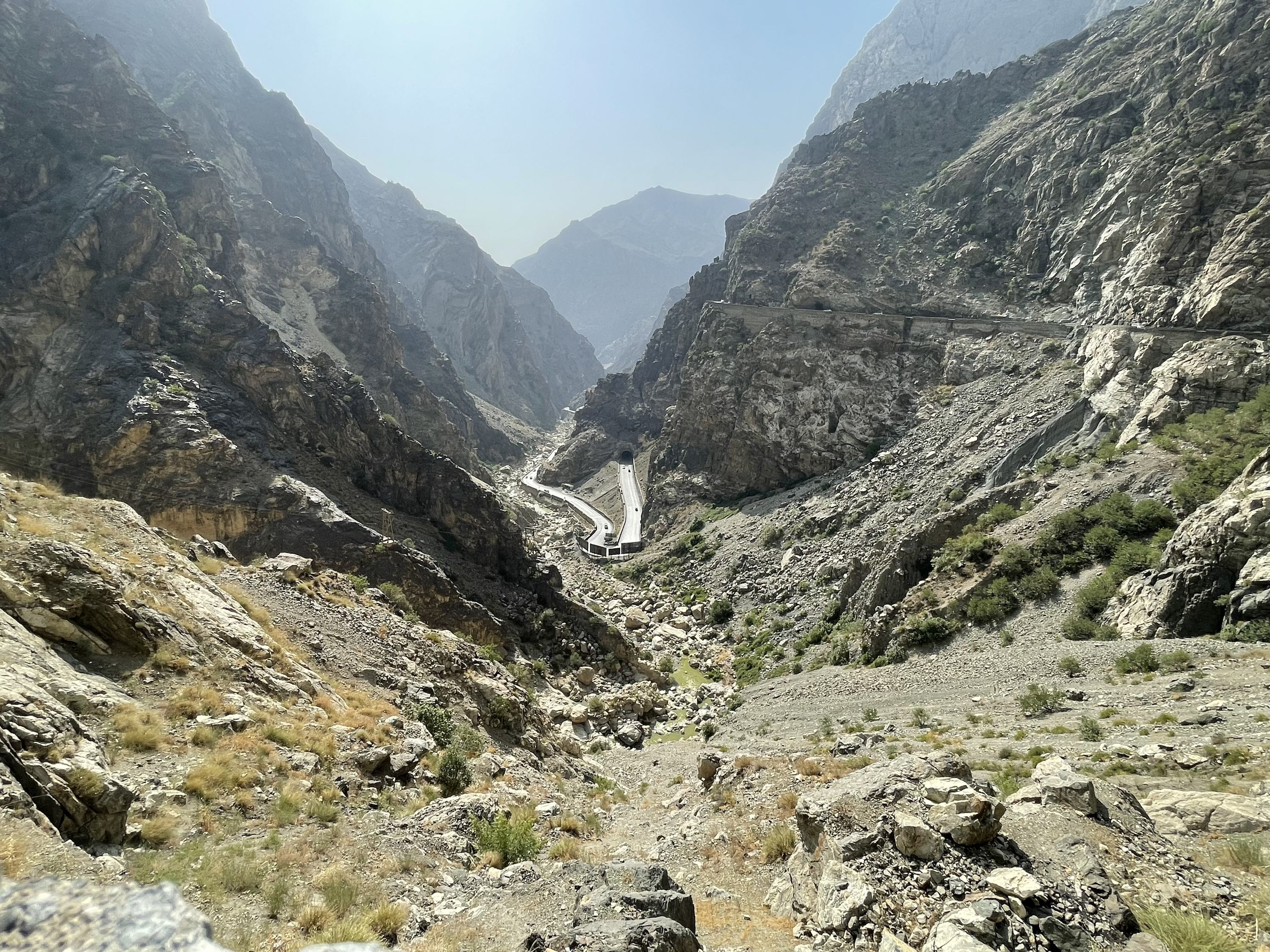 لسلة جبال وطريق متعرج بين كابول وجلال أباد.