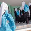 15 जून 2022 को, अफ़ग़ानिस्तान के हेरात में स्थित यूनीसेफ़ समर्थित फ़तह गर्ल्स स्कूल में प्रवेश करते हुए छात्र.
