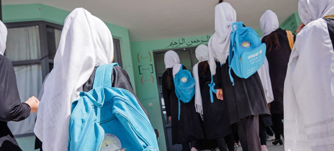 15 जून 2022 को, अफ़ग़ानिस्तान के हेरात में स्थित यूनीसेफ़ समर्थित फ़तह गर्ल्स स्कूल में प्रवेश करते हुए छात्र.