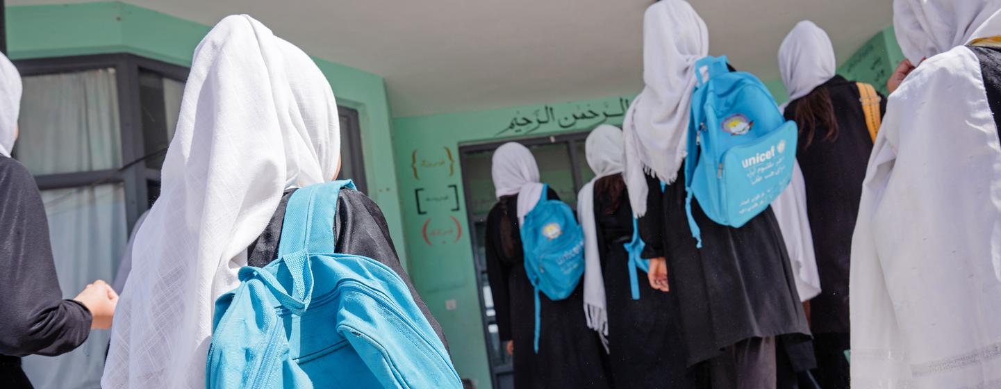طالبات يدخلن مدرسة فتح للبنات التي تدعمها اليونيسف في هرات ، أفغانستان ، في 15 يونيو 2022.