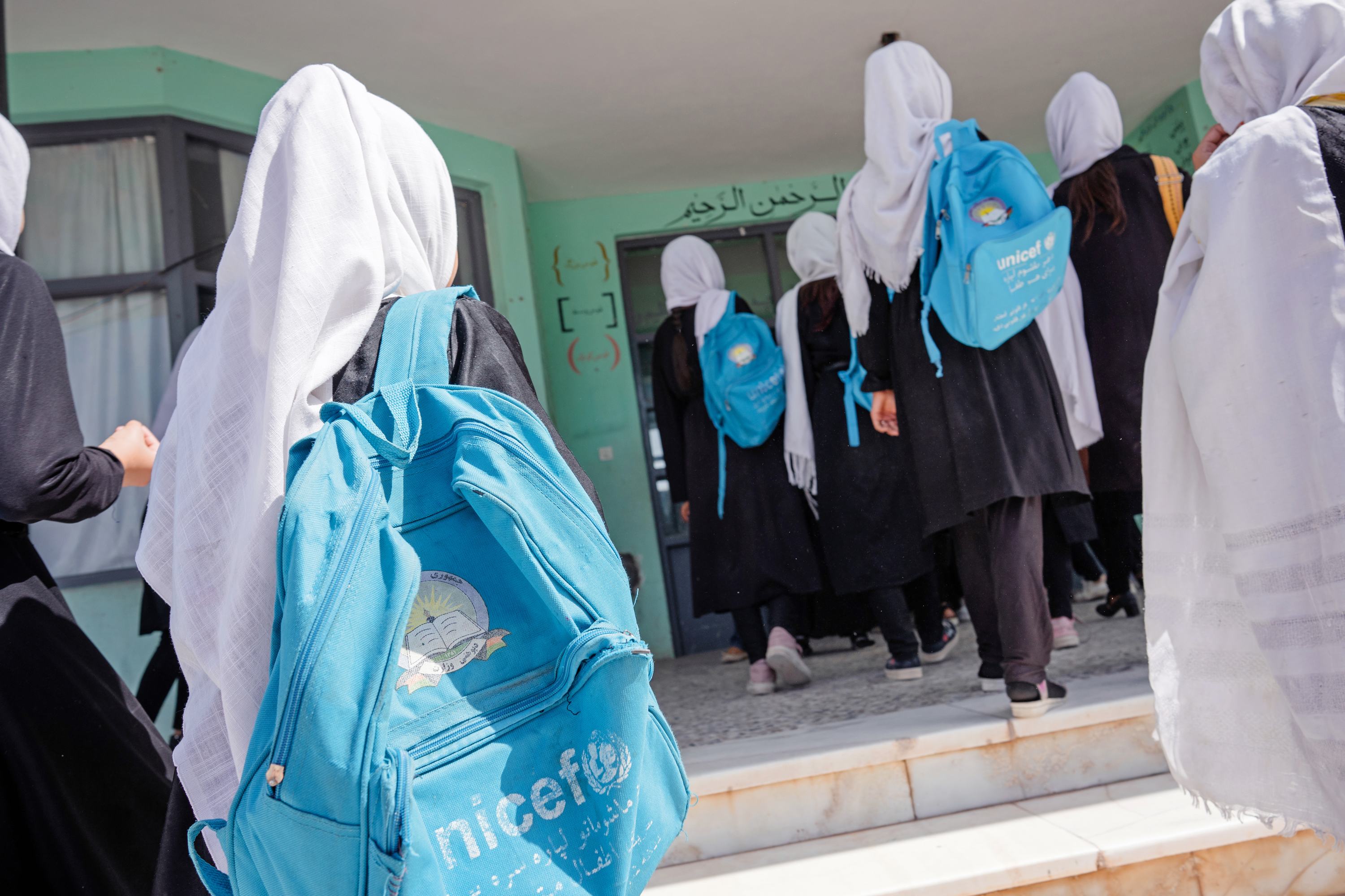 طالبات يدخلن مدرسة فتح للبنات التي تدعمها اليونيسف في هرات، أفغانستان في 15 حزيران /يونيو 2022.