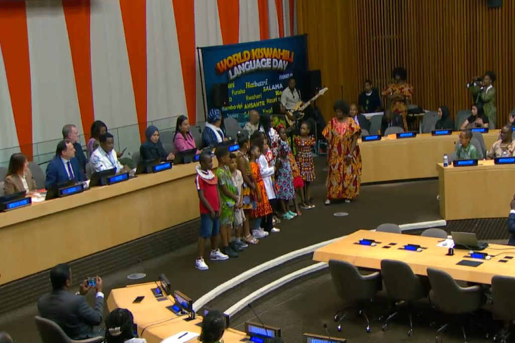 Watoto wakitumbuiza wakati wa sherehe ya Siku ya Lugha ya Kiswahili Duniani katika makao makuu ya ECOSOC jijini New York.