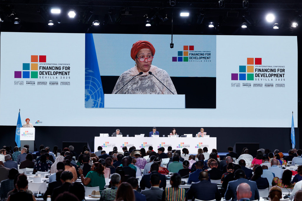 Naibu Katibu Mkuu wa Umoja wa Mataifa, Amina Mohammed akizungumza kwenye Mkutano wa 4 wa Ufadhili wa maendeleo huko Seville, Hispania. Naibu Katibu Mkuu wa Umoja wa Mataifa, Amina Mohammed akizungumza kwenye Mkutano wa 4 wa Ufadhili wa maendeleo huko Seville, Hispania.