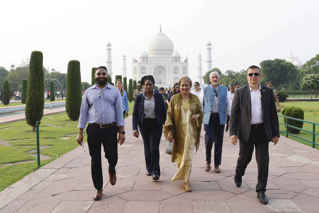 United Nations की उप महासचिव अमीना जे मोहम्मद भारत के आगरा में ताजमहल में टहल रही हैं।