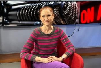 Cientista brasileira Natalia Pasternak no estúdio da TV ONU