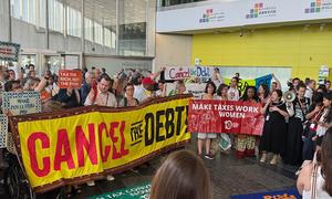 Manifestación en la Conferencia sobre Desarrollo Sostenible en Sevilla.