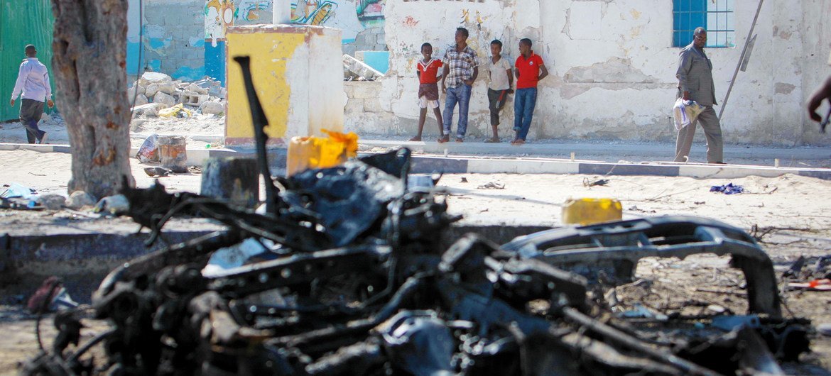 मोगादिशु में आत्मघाती कार बम हमले के बाद घटनास्थल पर मलबा. (फ़ाइल फ़ोटो)
