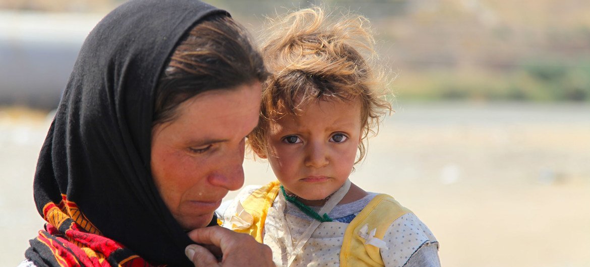 Yazidis que fugiram da montanha Sinjar reentram no Iraque pela República Árabe da Síria. (arquivo)