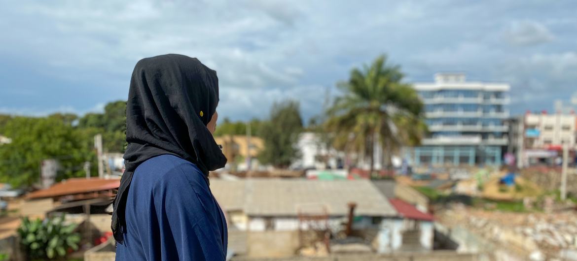 这个名叫宾塔的女孩从冈比亚被贩运到黎巴嫩，在大约一年半的时间里，她面临着性骚扰和恶劣的工作条件。（资料图）