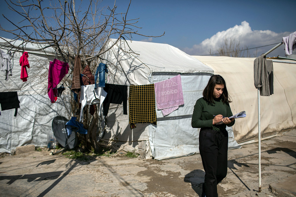 Une jeune fille yazidie de 14 ans se prépare à un examen dans le camp de personnes déplacées de Shekhan
