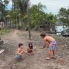Crianças brincam às margens do Rio Negro, um afluente do Rio Amazonas, no noroeste do Brasil