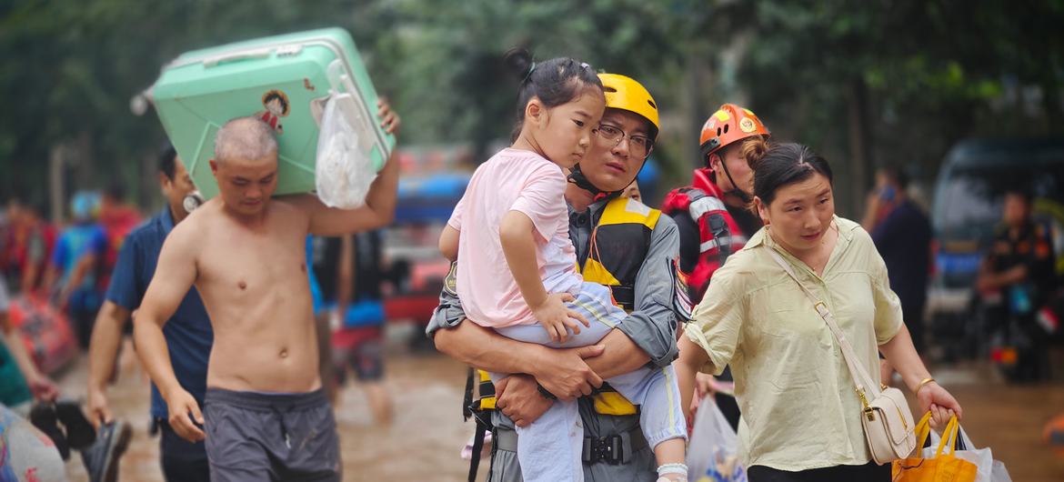 Un equipo de rescate civil evacúa a la población durante las inundaciones en Zhuozhou, en la provincia de Hebei, China.