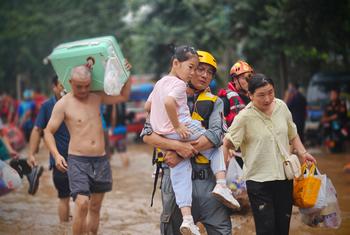 Un equipo de rescate civil evacúa a la población durante las inundaciones en Zhuozhou, en la provincia de Hebei, China.