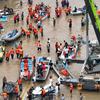 中国民间救援队在河北涿州转移被洪水围困的市民。
