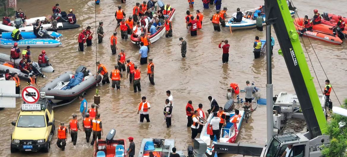 Equipes de resgate transferem pessoas cercadas por enchentes em Zhuozhou, província de Hebei, China