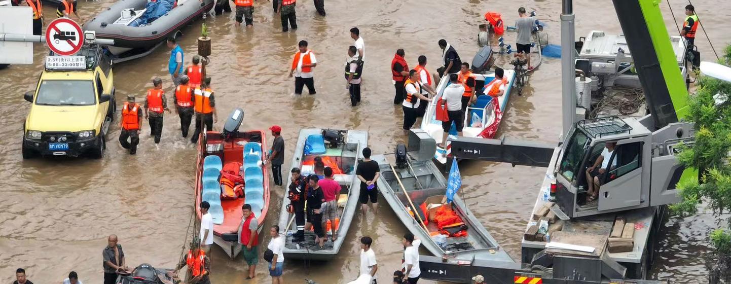 中国民间救援队在河北涿州转移被洪水围困的市民。