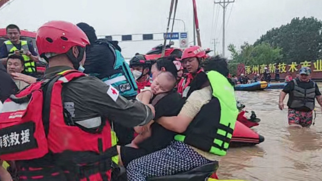 Equipos de rescate asistiendo a la población durante las inundaciones en Zhuozhuo, en la provincia de Hebei, China.