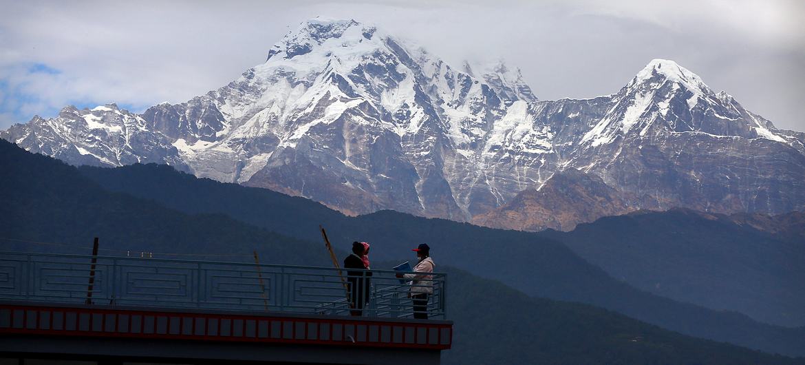 नेपाल जैसे भूमिबद्ध विकासशील देशों में प्राकृतिक सुन्दरता भी बहुत है.