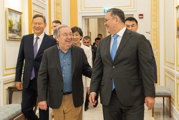 Katibu Mkuu wa Umoja wa Mataifa António Guterres (katikati), pamoja na Naibu Waziri Mkuu na Waziri wa Mambo ya Nje Murat Nurtleu (kushoto), na Mwakilishi wa Kudumu wa Kazakhstan kwenye Umoja wa Mataifa Kairat Umarov (kulia), wakiwasili Almaty, Kazakhstan.