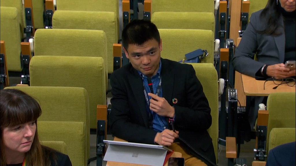 El periodista chino Dezhi Xu en una sesión informativa de la ONU .