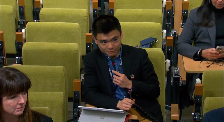 El periodista china Dezhi XU asiste a la rueda de prensa diaria en la sede de la ONU.