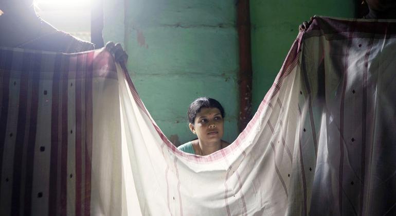 प्रत्येक महिला, एक दिन में दो गमछे और असमिया महिलाओं की पारम्परिक पोशाक मेखला का एक पीस तैयार कर लेती है.