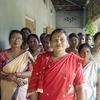 रेनू बरूआ, अपने स्वयं सहायता समूह की महिलाओं के साथ, जिन्होंने हथकरघा उद्योग के ज़रिए अपनी जीवन बदल लिया.