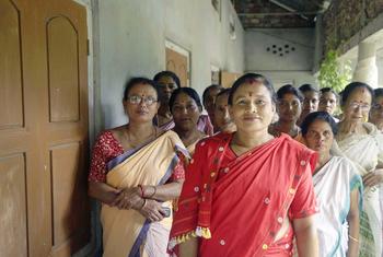 रेनू बरूआ, अपने स्वयं सहायता समूह की महिलाओं के साथ, जिन्होंने हथकरघा उद्योग के ज़रिए अपनी जीवन बदल लिया.